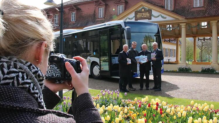 Fototermin im Bad Bockleter Kurpark: Nachverkehrsbeauftragter Michael Schäder (von links), der Bad Bockleter Kurdirektor Thomas Beck, Landrat Thomas Bold, und KOB-Geschäftsführer Klaus Schubert stellten die neuen Broschüren für die Freizeitbus-Linien durch die Rhön vor. Foto: Ralf Ruppert