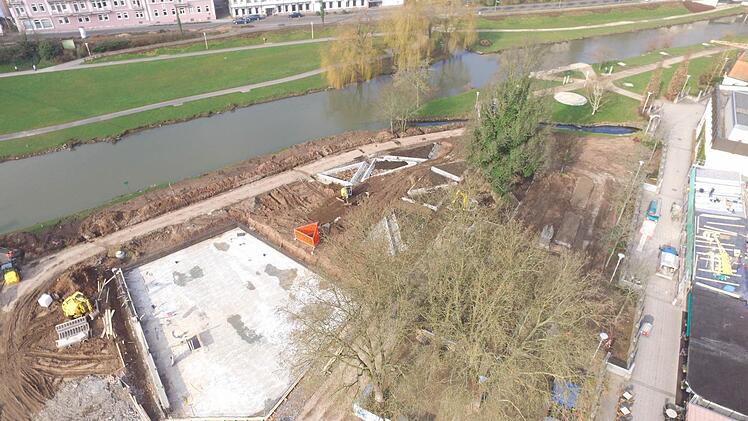 Blick aus der Luft auf den Rosengarten in verschiedenen Bauphasen. Foto: Saale-Zeitung