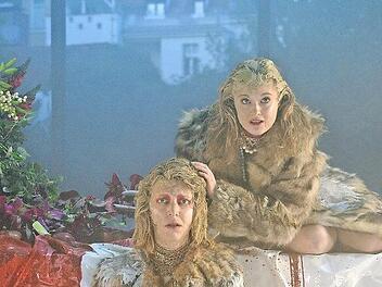 Schwestern im Unheil: Ismene (Katharina Rehn, li.) und Antigone (Anna Döing) mit dem nächtlichen Bamberg im Hintergrund Foto: Martin Kaufhold