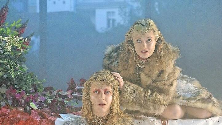Schwestern im Unheil: Ismene (Katharina Rehn, li.) und Antigone (Anna Döing) mit dem nächtlichen Bamberg im Hintergrund Foto: Martin Kaufhold