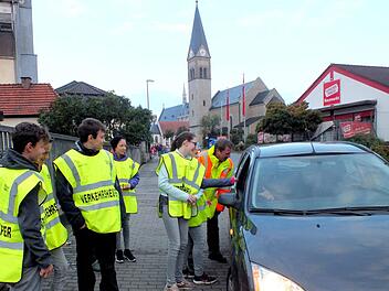 Bei der Aktion  "Denk an uns, fahr langsam" überreichten Schülerlotsen der Waldorfschule Haßfurt im Beisein von Polizeibeamten Autofahrern, die die 30-Kilometer-Geschwindigkeitsbegrenzung in der Straße "Am Ziegelbrunnen" in Haßfurt überschritten, die rote Karte. Und ein  lachendes Smiley als Belohnung erhielten Autofahrer für die Einhaltung des Tempolimitis.  ab