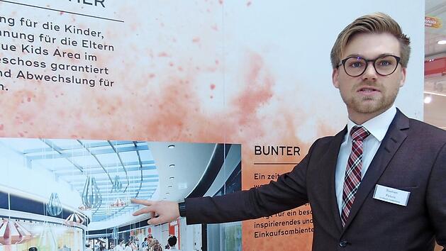 Arcaden-Manager Bastian Peters erl&auml;utert die Umbaupl&auml;ne. Foto: Petra Malbrich