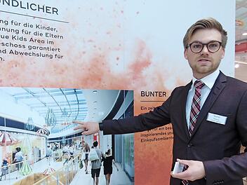 Arcaden-Manager Bastian Peters erläutert die Umbaupläne. Foto: Petra Malbrich