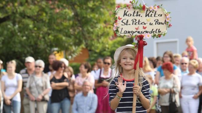Der Festzug in Langensendelbach Foto: Barbara Herbst