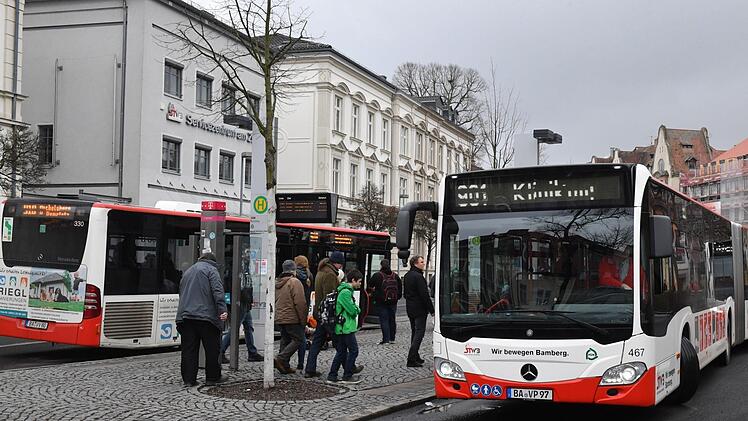 Soll Bamberg dem Beispiel Aschaffenburgs folgen und am Samstag kostenlose Busse anbieten? Eine Debatte darüber stieß die Fraktion der Freien Wähler im Rathaus an.   Ronald Rinklef