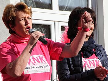 So kennen die Bad Brückenauer ihre Bürgermeisterin: als leidenschaftliche Initiatorin des Pinklaufs. Foto: Archiv/Ulrike Müller