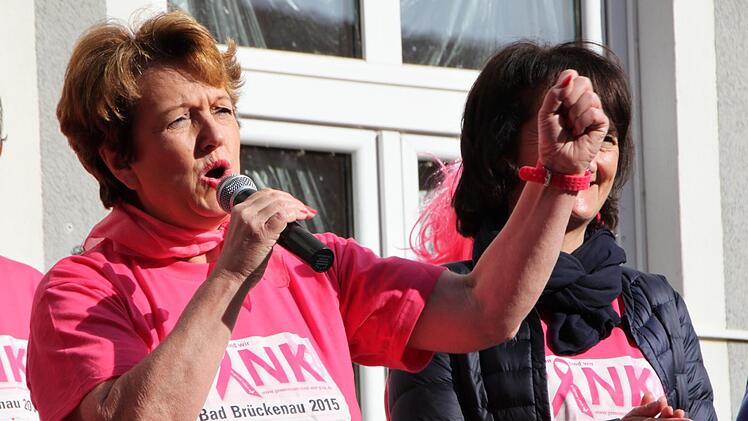 So kennen die Bad Brückenauer ihre Bürgermeisterin: als leidenschaftliche Initiatorin des Pinklaufs. Foto: Archiv/Ulrike Müller