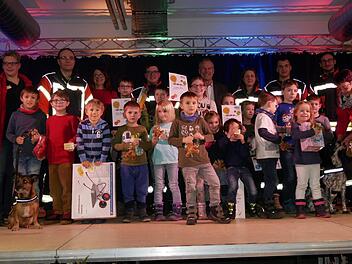 Und zum Schluss alle Mann auf die Bühne für das Erinnerungsfoto, und  alle Kinder strahlten vor Stolz. Kein Kind ging mit leeren Händen nach  Hause, denn alle, die mitgemacht haben, wurden reich beschenkt, und es gab noch  einen Teddy für jedes Kind dazu. Foto: Manja von Nida