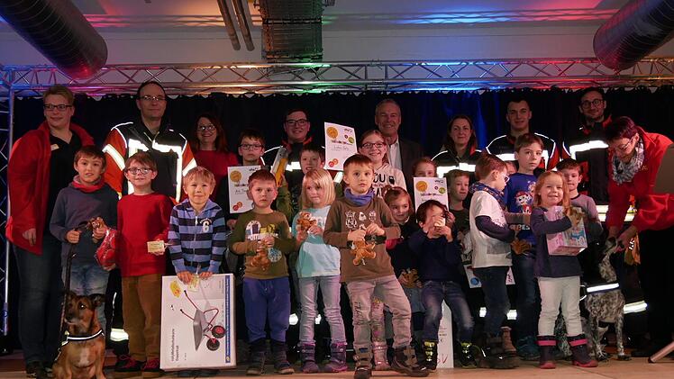 Und zum Schluss alle Mann auf die Bühne für das Erinnerungsfoto, und  alle Kinder strahlten vor Stolz. Kein Kind ging mit leeren Händen nach  Hause, denn alle, die mitgemacht haben, wurden reich beschenkt, und es gab noch  einen Teddy für jedes Kind dazu. Foto: Manja von Nida