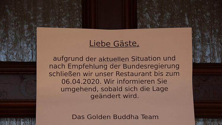 An den Geschäften und Cafés finden sich Hinweise, wie die aktuelle Situation aussieht. Foto: Ulrike Müller