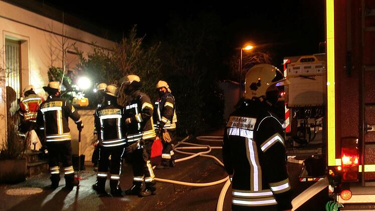 Ein am Abend nicht gelöschtes Teelicht löste in der Nacht  auf Montag in der Schillerstraße  in Bad Kissingen einen Zimmerbrand aus, bei dem die Wohnungsinhaberin  leicht verletzt wurde. Foto: Peter Rauch