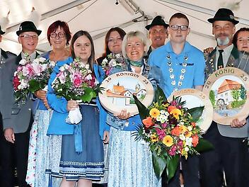 Das neue Königshaus der Weismainer Schützengesellschaft (stehend von links): Schützenmeisterin Tina Lauterbach, 2. Schützenmeister und Bürgermeister Michael Zapf, 2. Ritter Jochen Popp, 1. Edeldame Anette Braunersreuther, 2. Edeldame Theresa Dauer...