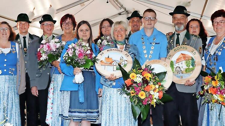 Das neue Königshaus der Weismainer Schützengesellschaft (stehend von links): Schützenmeisterin Tina Lauterbach, 2. Schützenmeister und Bürgermeister Michael Zapf, 2. Ritter Jochen Popp, 1. Edeldame Anette Braunersreuther, 2. Edeldame Theresa Dauer...