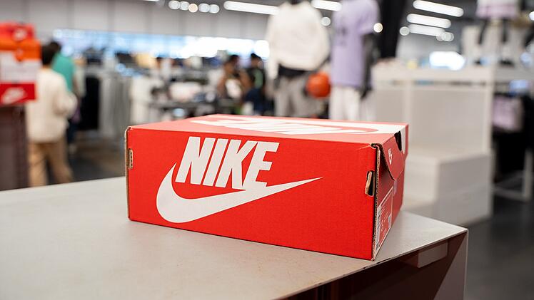 Nike, Store, Laden, Gesch&auml;ft, Outlet, Filiale, Schuhkarton, Schuhe, Sneakers, Sportschuhe