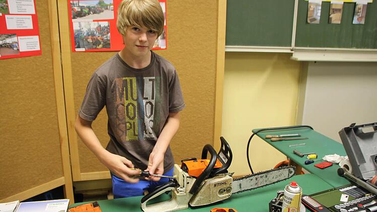Kilian Leipold kennt sich mit der Kettensäge aus. Foto: Sebastian Vogt