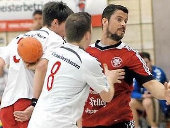 Routinier Thomas Josnik (in Rot) soll der TS Herzogenaurach bei der HSG Nabburg/Schwarzenfeld dabei helfen, für den Saison-Schlussspurt wieder in die Spur zu finden. Foto: Archiv