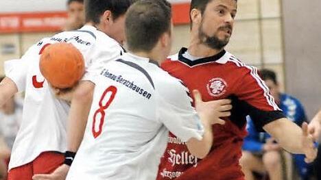 Routinier Thomas Josnik (in Rot) soll der TS Herzogenaurach bei der HSG Nabburg/Schwarzenfeld dabei helfen, für den Saison-Schlussspurt wieder in die Spur zu finden. Foto: Archiv