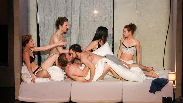 Die Kommunarden auf der Matte: Szene aus dem "Leben der Boheme" am Nürnberger Schauspielhaus Fotos: Marion Bührle