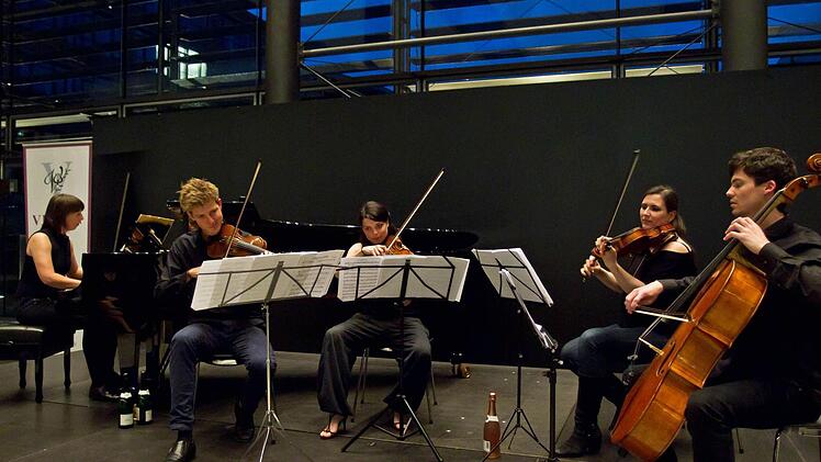 Die Pianistin und Komponistin Maria Baptist gastierte mit einem jungen Streichquartett beim Coburger Verein. Foto: Jochen Berger