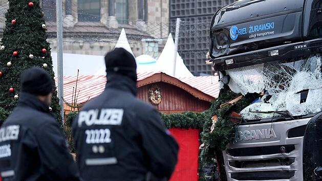 Nach dem Anschlag auf einen Berliner Weihnachtsmarkt vergangene Woche mit zw&ouml;lf Todesopfern wird &uuml;ber die Sicherheit von Lastwagen diskutiert.  Foto: Britta Pedersen/dpa