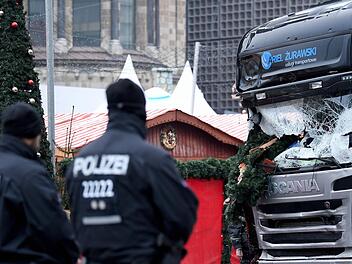 Nach dem Anschlag auf einen Berliner Weihnachtsmarkt vergangene Woche mit zwölf Todesopfern wird über die Sicherheit von Lastwagen diskutiert.  Foto: Britta Pedersen/dpa