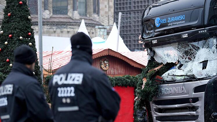 Nach dem Anschlag auf einen Berliner Weihnachtsmarkt vergangene Woche mit zwölf Todesopfern wird über die Sicherheit von Lastwagen diskutiert.  Foto: Britta Pedersen/dpa