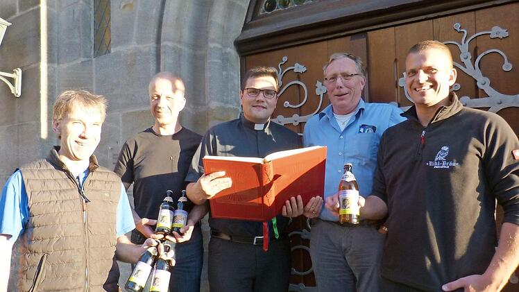 Pfarrer Florian Stark (M.) und die Pretzfelder Brauer freuen sich über ihren Coup.  Foto: Carmen Schwind