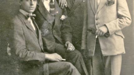 Nach bestandenem Abschluss an der Realschule (heute MGF-Gymnasium) begeben sich die Schulfreunde ins Fotoatelier: Rechts Siegfried Weiß, links sitzend Beyerlein, daneben Simon Hartmann und Max Schmiedel.Repro: Wolfgang Schoberth