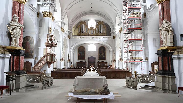 Blick vom Hochalter ins Kirchenschiff, das für Gläubige und Besucher seit Sommer 2012 gesperrt ist.