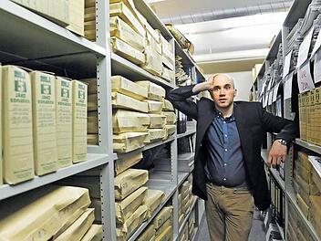 Schauspieler Thorsten Köhler im Archiv des "Coburger Tageblatt", das für dieses Foto die Rolle eines Versicherungskellers spielt. In der Reihe "Lance Man, Abteilungsleiter" spielt Köhler in der nächsten Saison den Mitarbeiter eines großen Versicherungskonzerns, der besonders heiklen Fragen nachgeht. Foto: Andrea Kremper