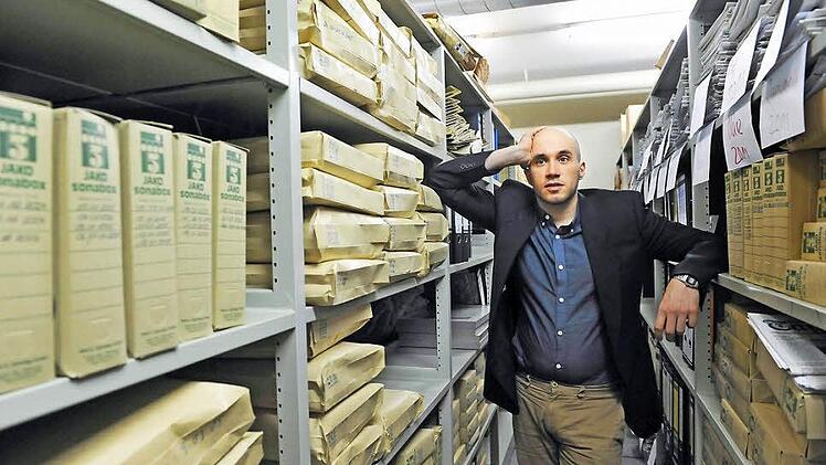 Schauspieler Thorsten Köhler im Archiv des "Coburger Tageblatt", das für dieses Foto die Rolle eines Versicherungskellers spielt. In der Reihe "Lance Man, Abteilungsleiter" spielt Köhler in der nächsten Saison den Mitarbeiter eines großen Versicherungskonzerns, der besonders heiklen Fragen nachgeht. Foto: Andrea Kremper