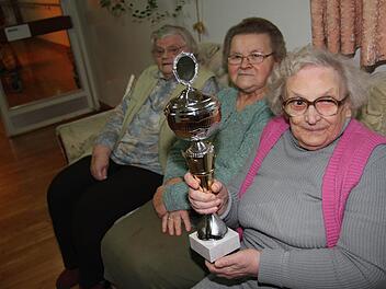 Stolz zeigen Christine Hummel, Waltraud Wolrath und Anna Beranek den Pokal. Auch Hilmar Pozelt und die Mitarbeiterin Heidi Kendziora gehörten noch zur Siegermannschaft des Wohnbereichs 5.  Fotos: Sonja Adam