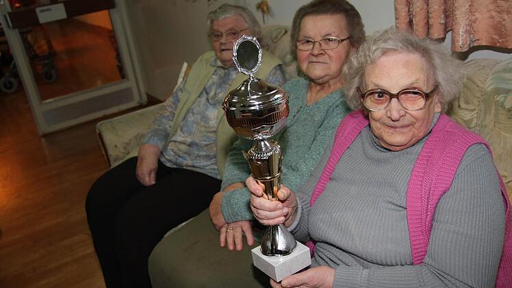 Stolz zeigen Christine Hummel, Waltraud Wolrath und Anna Beranek den Pokal. Auch Hilmar Pozelt und die Mitarbeiterin Heidi Kendziora gehörten noch zur Siegermannschaft des Wohnbereichs 5.  Fotos: Sonja Adam