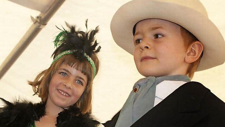 An die Anfangsjahre des Kindergartens erinnerte das Outfit dieses Paares. Fotos: Stefanie Karl