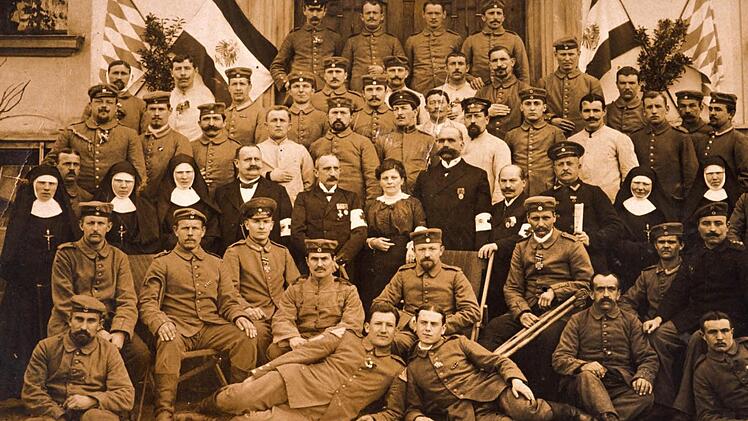 Vor dem Vereinslazarett Breitenbach haben sich die Kriegsverletzten zusammen mit dem Pflegepersonal zu einer Aufnahme aufgestellt. Repros: Franze