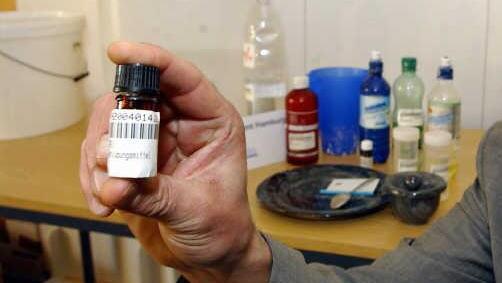 Welche Flüssigkeit hat der 27-Jährige in Bamberg zu sich genommen? Diese Frage soll ein toxikologisches Gutachten klären.  Symbolbild: dpa/Archiv
