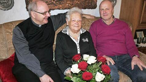 Unter den Gratulanten waren auch Höchstadts Dekan Kilian Kemmer (l.) und Bürgermeister Gerald Brehm (JL). Foto: Evi Seeger