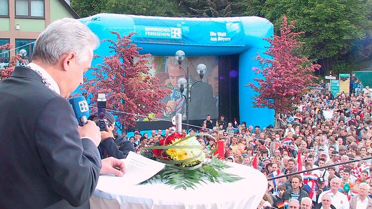 Bürgermeister Thomas Ullmann begrüßt die Fans. Foto: Ralf Ruppert/Archiv Saale-Zeitung