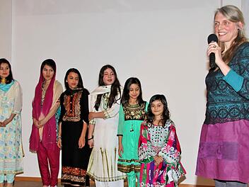Jutta Ort (rechts) führte bei Eröffnung der Ausstellung "Asyl ist Menschenrecht" durch den Abend. Hier stellt sie gerade junge Damen und Mädchen aus Afghanistan in ihrer Nationaltracht vor.  Fotos: Dieter Britz