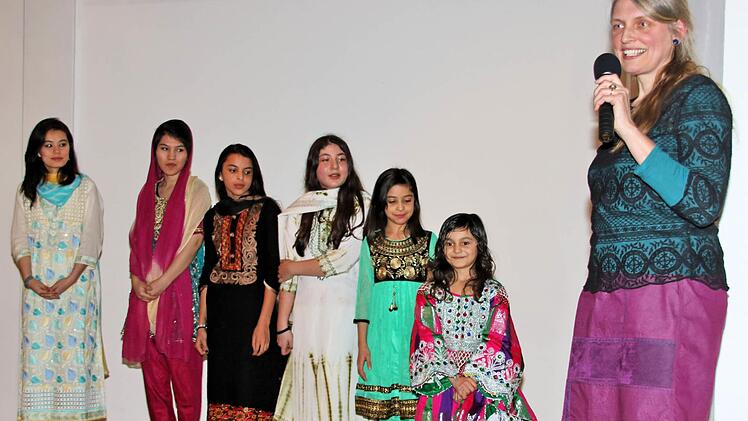 Jutta Ort (rechts) führte bei Eröffnung der Ausstellung "Asyl ist Menschenrecht" durch den Abend. Hier stellt sie gerade junge Damen und Mädchen aus Afghanistan in ihrer Nationaltracht vor.  Fotos: Dieter Britz