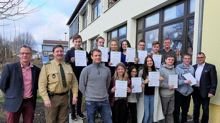 Verabschiedet wurden die Schülerlotsen an der Mittelschule Oerlenbach (vorne, von links):   Schulleiter Ulrich Müller, die Verkehrserzieher Matthias Kleren und Stefan Löhser, Sina Zwirlein, Cosima Vogel,              Aileen Johannes, Erik Funkner, Andreas Kapustinsky und Dritter Bürgermeister Robert Erhard sowie  (hinten von links) Carlos Braun, McKenzie Litwin, Charlotte Schüller, Jaqueline Macher, Noah Lenhart, Max Fraunholz und Lotsenbetreuer Werner Vierheilig. Foto:   Mittelschule Oerlenb...