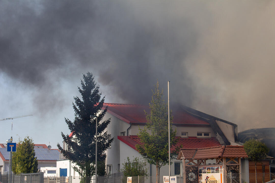 Zimmerei in Vollbrand: Glutasche flog hunderte Meter weit