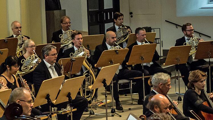 Eine faszinierende Interpretation der "Achten" von Anton Bruckner gelang den Philharmonischen Orchester des Landestheaters unter Leitung von Roland zum Abschluss der Konzertsaison. Das begeisterte Publikum dankte mit stehenden Ovationen.Foto: Jochen Berger