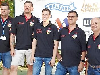 Der neue Europameister im Field-Target-Schießen in der Klasse Springer, die deutsche Nationalmannschaft, von links: Timo Kessel (Ebern, 107 Treffer), Frank Esser (Dorsten, 99), Jan Homann (120), Gerold Henning (Ebern, 104), Thomas Vogel (96).  Foto: Wolfgang Dietz