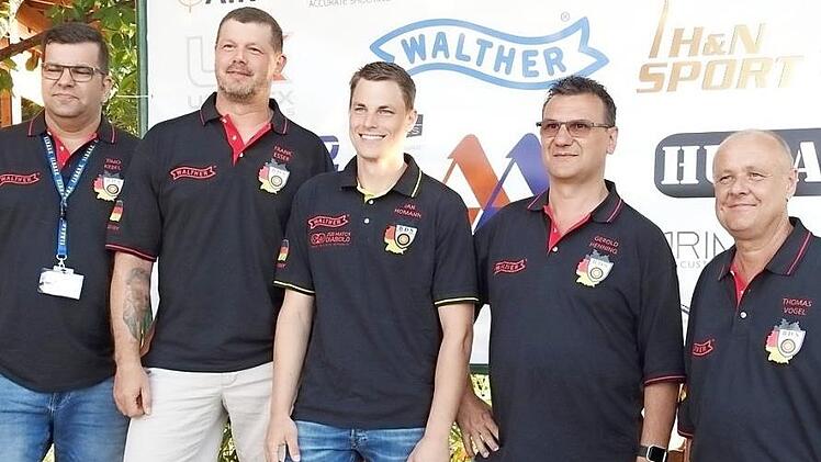 Der neue Europameister im Field-Target-Schießen in der Klasse Springer, die deutsche Nationalmannschaft, von links: Timo Kessel (Ebern, 107 Treffer), Frank Esser (Dorsten, 99), Jan Homann (120), Gerold Henning (Ebern, 104), Thomas Vogel (96).  Foto: Wolfgang Dietz