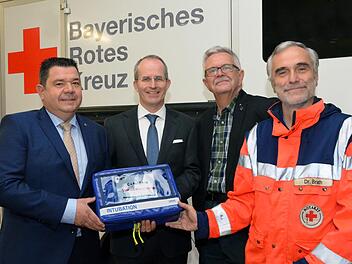 Gruppenbild mit Videolaryngoskop: Lionspräsident Wolfgang Dünisch (Poppenlauer), BRK-Kreisvorsitzender Dr. Alexander Siebel, Lions-Vizepräsident Dr. Lothar Lürken (Bad Kissingen) und Dr. Ralph Brath.