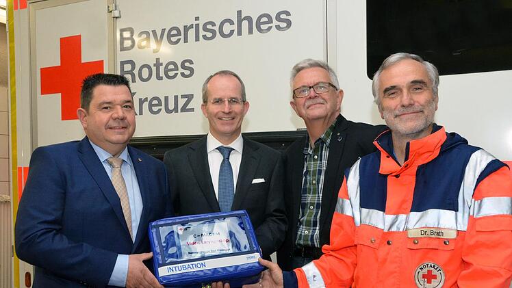 Gruppenbild mit Videolaryngoskop: Lionspräsident Wolfgang Dünisch (Poppenlauer), BRK-Kreisvorsitzender Dr. Alexander Siebel, Lions-Vizepräsident Dr. Lothar Lürken (Bad Kissingen) und Dr. Ralph Brath.