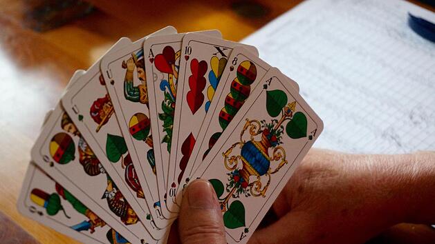 In Bayern und in Franken ist Schafkopf ein beliebtes Kartenspiel. Oft wird es an Stammtischen oder zu Hause in privaten Runden gespielt, teilweise auch um kleine Geldbeträge. Wir erklären die Grundregeln.  Symbolbild: Gerd Schaar