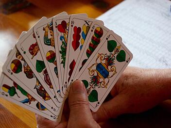 In Bayern und in Franken ist Schafkopf ein beliebtes Kartenspiel. Oft wird es an Stammtischen oder zu Hause in privaten Runden gespielt, teilweise auch um kleine Geldbeträge. Wir erklären die Grundregeln.  Symbolbild: Gerd Schaar