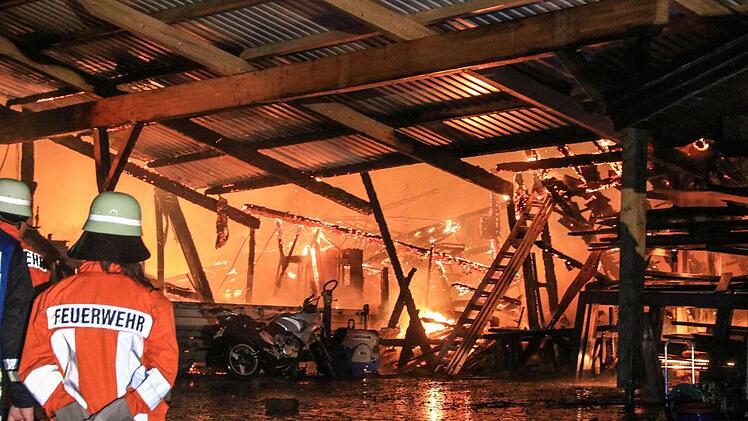 Die Produktionshallen wurden ein Raub der Flammen. Foto: News 5/Ferdinand Merzbach